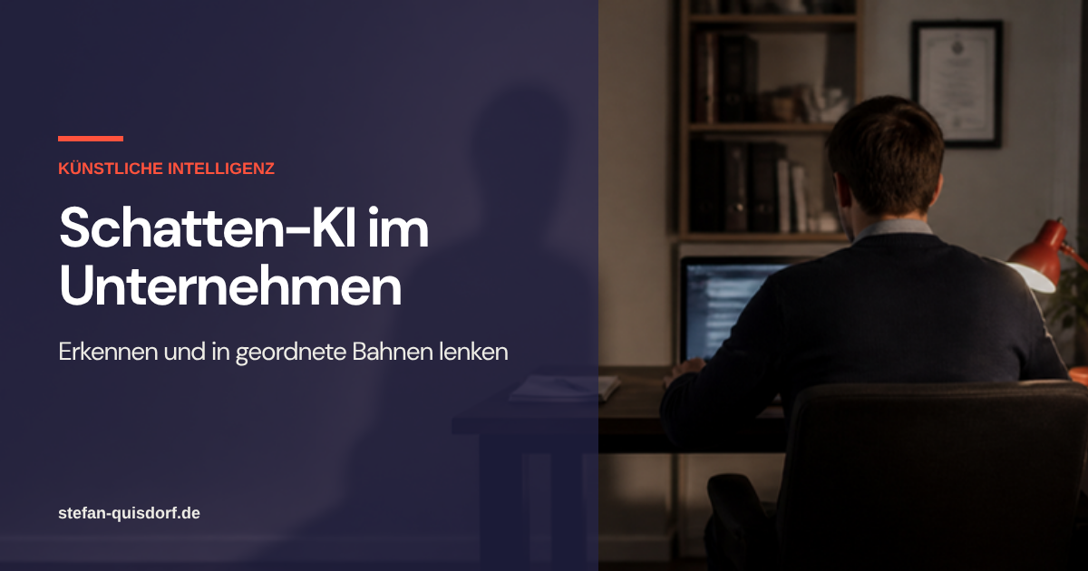 Mitarbeiter am Laptop, sein Schatten fällt groß an die Wand – Schatten-KI im Unternehmen